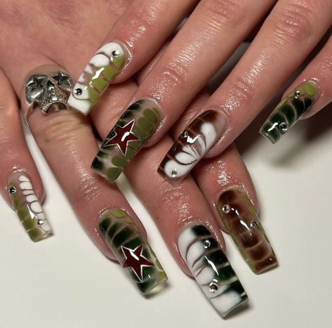 Green Alt Nails, Green Day Nails, Brown And Green Nails Design, Green Y2k Nails, Grunge Nails Acrylic 90s, Trash Nails, Alternative Nails, Molten Metal, Best Nails