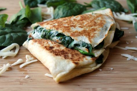 Spinach Quesadilla, Hippie Kitchen, Lunch Quick, Cheese Quesadilla Recipe, Ww Snacks, Super Easy Breakfast, Cream Cheese Spinach, Quesadilla Recipes, Creamy Spinach