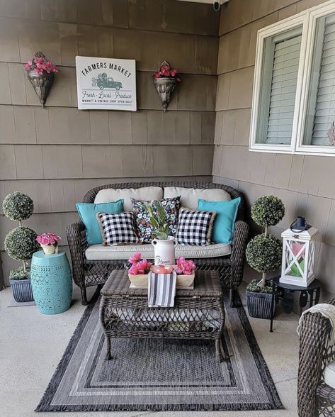 Patio Vibes, Small Porch Decorating, Small Porch, Farmhouse Patio, Porch Sitting, Front Porch Design, Backyard Renovations, Front Deck, Small Porches