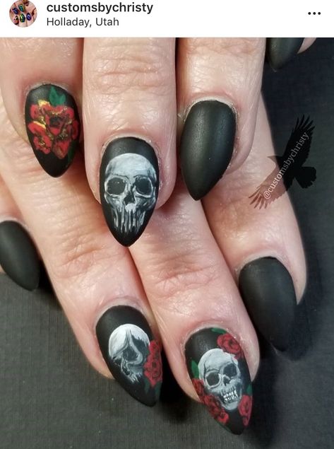 Skull and rose nails Skull Nail Art Short Nails, Black Skull Nails Acrylic, Skull And Rose Nails, Skull Nails Acrylic, Skull Nail Designs, Ongles Halloween, Skull Nail Art, Sharp Claws, Holloween Nails