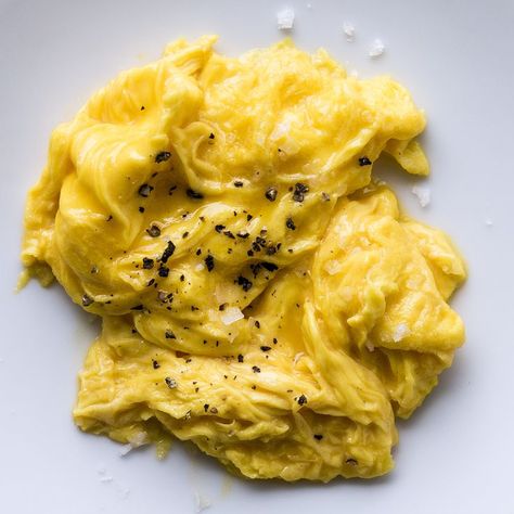 These scrambled eggs are super soft and just a little runny, aka exactly how they should be. Best Scrambled Eggs, Hp Sauce, Creamy Scrambled Eggs, Recipe Web, Scrambled Eggs Recipe, Breakfast And Brunch, Egg Dishes, Perfect Steak, Egg Dish