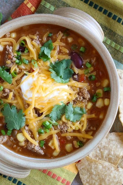 This quick and easy Turkey Chili Taco Soup, filled with beans, tomatoes and corn is one of my favorite soups for lunch! It takes just 20 minutes to cook but it tastes like it was simmering for hours! Taco Soup Healthy, Quick Turkey Chili, Chili Taco Soup, Chili Taco, Easy Turkey Chili, Quick Turkey, Taco Soup Recipe Easy, Easy Taco Soup, Turkey Taco