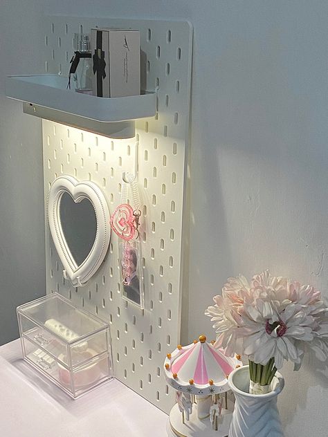 #desk #desksetup #aesthetic #cute #girly #pink #thatgirl #itgirl #cleangirlaesthetic #daisy #daisies #heart #heartmirror #pegboard #ikea Kpop Table Set Up, Kpop Table Decor, White Heart Mirror, Kpop Table, Cute Room Inspo, Pastel Table Setting, Skådis Ikea, Ikea Pegboard, Heart Shaped Mirror