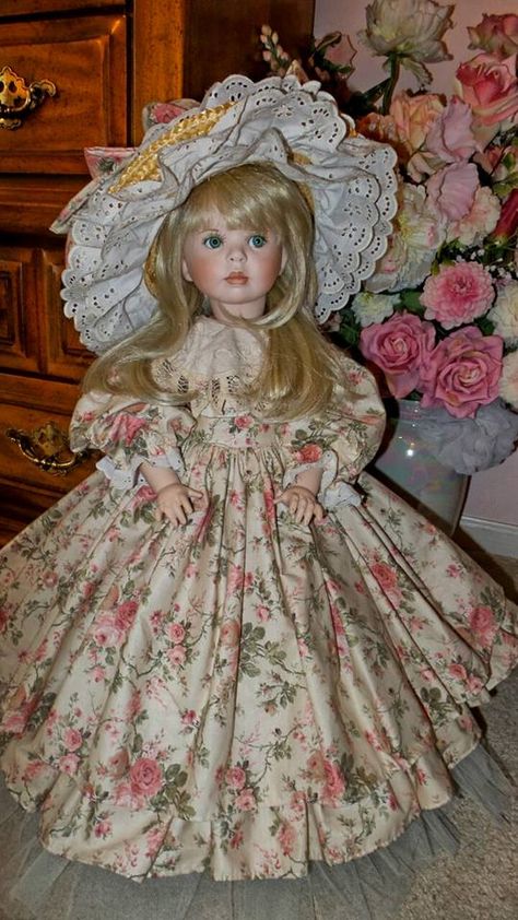 Old Dolls Aesthetic, Porcelain Doll Vintage, Porcline Dolls Vintage, Victorian Dolls Porcelain, Old Doll Aesthetic, Porcelain Dolls Beautiful, Old Dolls Vintage, Old Porcelain Dolls, Porcelain Dolls Vintage