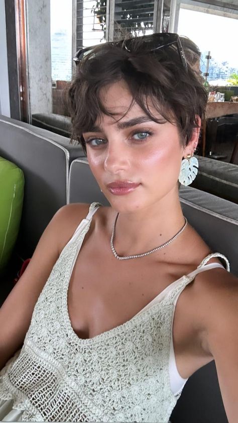 Hairstyles With No Bangs, Hairstyles Chinese, Chinese Bob Hairstyles, Taylor Hill Hair, Hairstyle Photo, Short Brunette Hair, Brunette Pixie, Hair School, Really Short Hair