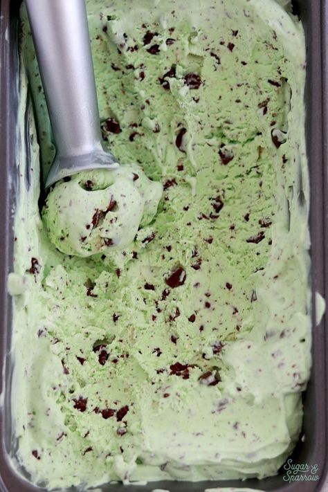 Mint Chocolate Ice Cream, Homemade Strawberry Ice Cream, Ice Cream Wallpaper, Fresh Fruit Smoothies, Mint Chip Ice Cream, Mint Chocolate Chip Ice Cream, Mint Ice Cream, Chocolate Chip Ice Cream, Mint Chocolate Chip