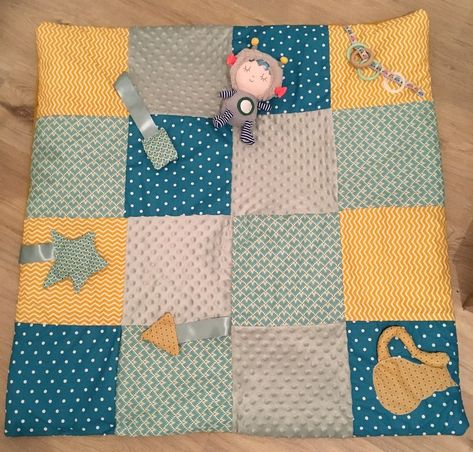 Tapis d'éveil - Je fais moi-même Baby Activity Mat, Baby Staff, Sewing Online, Couture Bb, Sensory Blanket, Diy Bebe, Baby Couture, Activity Mat, Creation Couture