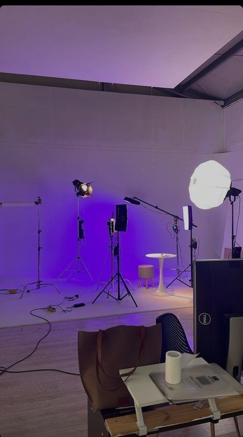 White Board Aesthetic School, Filming Set Up Youtube, Photography Studio Aesthetic, Model Vision Board, Podcast Aesthetic Studio, Photo Studio Aesthetic, Interview Aesthetic, Photographer Job, Photo Studio Design