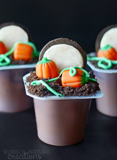 Pumpkin Patch Pudding Cups with Oreo Full Moons!  So cute and easy to make! Halloween Pudding, Easy Halloween Snacks, Halloween Decor Diy, Pudding Dessert, Halloween Party Snacks, Pudding Cups, Diy Halloween Decor, Halloween Goodies, Halloween Tags