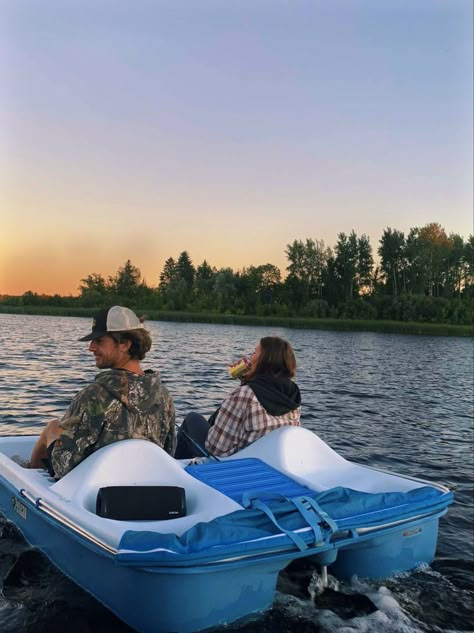 #paddleboat #summervibes #fishing Couple Lake Aesthetic, Fishing Date, Boat Date, Couple Fishing, Cottage Summer, Country Summer, Lake Trip, Summer 25, Paddle Boat