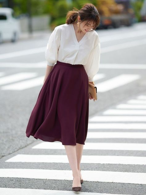 Uniqlo Women Outfit, Uniqlo Outfit, Yeezy Outfit, Western Wear Outfits, Chique Outfits, Retro Pin Up, Purple Skirt, Elegante Casual, Uniqlo Women