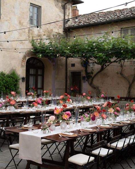 WEDDING PLANNERS IN ITALY on Instagram: "A taste of what’s to come ✨ A charming rehearsal dinner gives guests a relaxing opportunity to unwind together in the courtyard while setting the tone for the wedding day. @davidbastianoni #italianwedding #italywedding #italyweddings #destinationwedding #destinationweddingplanner #destinationweddingplanning #amalficoast #amalficoastitaly #lakecomo #lakecomoweddingplanner #weddinginspiration #weddinginspo #luxurywedding #luxuryweddingplanner #weddingfl Italian Dinner Wedding Reception, Courtyard Dinner Party, Wedding Courtyard, Italy Wedding Table Settings, Plain Wedding Table Decor, Party In Italy, Dinner Party Styling, Rehearsal Dinner Aesthetic, Italian Wedding Dinner