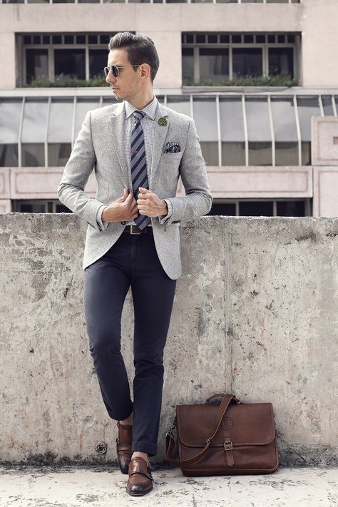 Grey blazer blue trousers,but with socks! Grey Blazer Outfit, Business Attire For Men, Blazer Outfits Men, Mens Fashion Blazer, Elegant Outfits, Mens Fashion Blog, Mens Style Guide, Mens Fashion Classy, Man Style