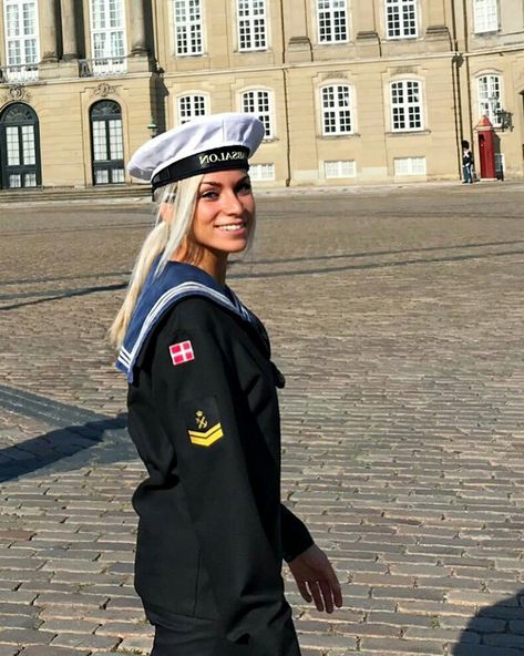 Women's Military Uniform, Norwegian Army, Creative Clothes, Navy Sailor, Army Women, Military Girl, Police Women, Female Soldier, Army Girl