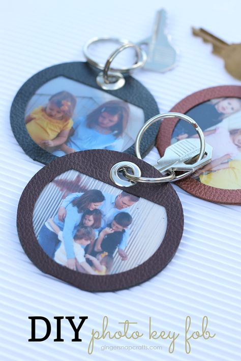 DIY Photo Key Fob at GingerSnapCrafts.com #DIY #madewithCricut Cricut Photo Projects, Leather Keychain Diy, Faux Leather Crafts, Idee Cricut, Stencil Vinyl, Personalised Gifts Diy, Diy Leather Projects, Cricut Project Ideas, Key Photo