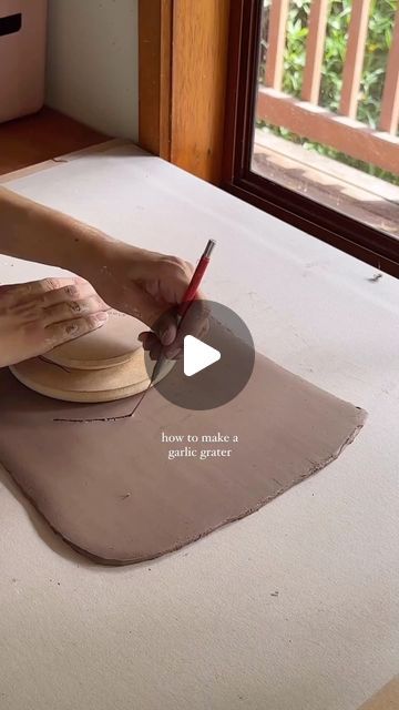 Pottery on Instagram: "Credit @finpotterytools How to make a garlic grater 🧄 We’ve been seeing these everywhere and really wanted some for our own kitchen. They’re super fun and easy to make.   Here I’m using our 15cm pottery form with roundover edge for the dish, then using a wooden tool to pull the wet clay to create the abrasive grater surface. Obsessed!  🏷️ slabbuilt ceramics, slabbuilding, handbuilding, ceramic garlic grater plate" Ceramic Garlic Grater, Garlic Grater Plate, Garlic Grater, Pottery Form, Plates Diy, Diy Ceramic, Ceramic Techniques, Ceramic Design, Landscape Ideas