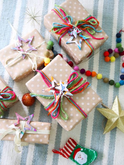 Christmas Gift Embellishments, Wrapping Kids Christmas Gifts, Valentine Gift Wrapping Ideas Creative, Colorful Christmas Wrapping, Wrapped Presents, Colorful Gift Wrapping, Gift Wrapping Inspiration, Christmas Gift Wrap, Simple Gift Wrapping