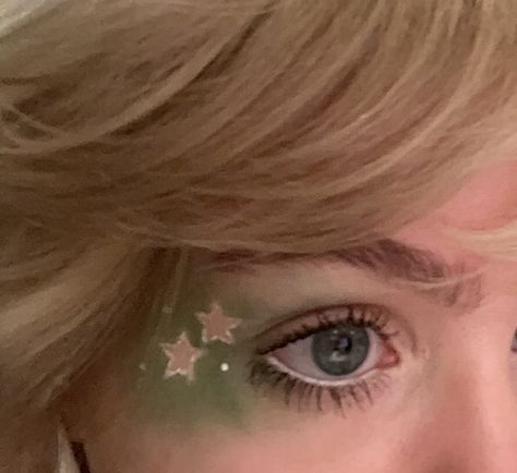 Green Star Makeup, Star Eye Makeup Look, Funky Makeup Looks, Star Eye Makeup, Star Eyeliner, Hippie Makeup, Funky Makeup, Concert Makeup, Pretty Makeup Looks