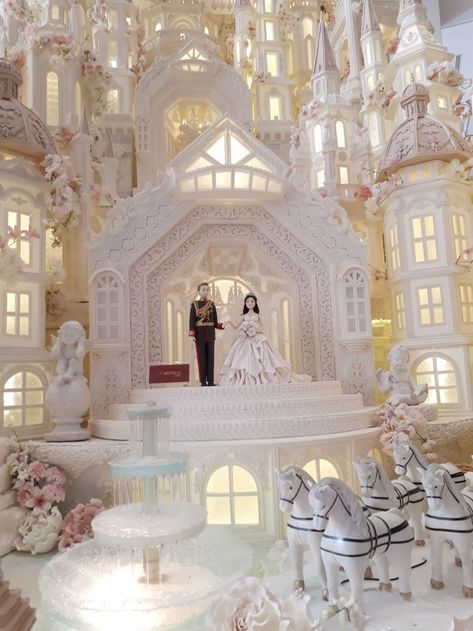 Huge Wedding Cakes, Castle Wedding Cake, Fancy Wedding Cakes, Huge Cake, Extravagant Wedding Cakes, Christmas Themed Cake, Big Wedding Cakes, Luxury Cake, Dream Wedding Cake