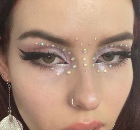 Rhinestone Butterfly Makeup, Subtle Fairy Makeup, Cristal Makeup, Stones Makeup, Butterfly Makeup Look, Festival Eye Makeup, Gem Makeup, Makeup Themes, Concert Makeup