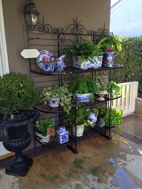 Bakers Rack Decorating, Outdoor Bakers Rack, Diy Vertical Garden, Country Patio, Design Garden Ideas, Patio Gardens, Baker's Rack, Porch Plants, Garden Shelves