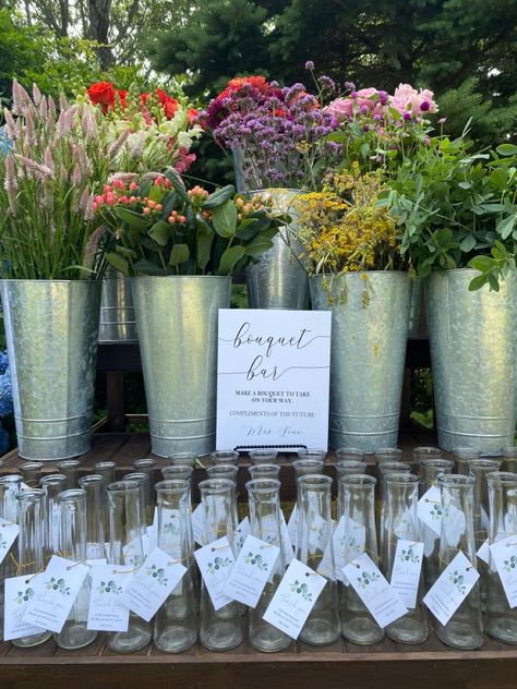 Flower Bar Ideas, Bouquet Bar, Garden Party Bridal Shower, Bridal Shower Inspo, Garden Bridal Showers, Bridal Shower Planning, Wildflower Baby Shower, Spring Bridal Shower, Bridal Shower Inspiration