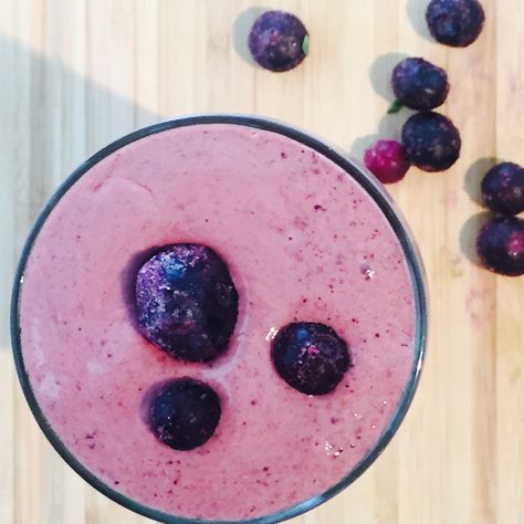 Adrenal Super Boost Smoothie http://karen-gallagher.com/adrenal-super-boost-smoothie/ Adrenal Smoothie, Yummy Breakfast Smoothies, Delicious Smoothies, Raw Coconut, Hormonal Imbalance, Adaptogenic Herbs, Inflammatory Diet, Budget Recipes, Smoothie Ingredients