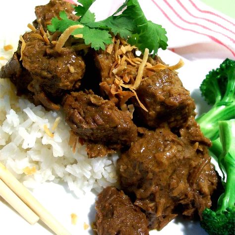 Rice With Curry, Tumeric Rice, Rendang Recipe, Beef Rendang Recipe, Stewing Steak, Curry Beef, Beef Rendang, Malaysian Cuisine, Beef Stew Meat