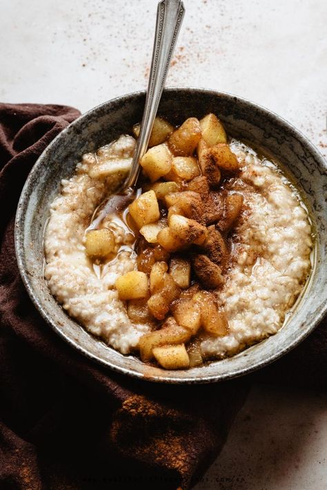 Cinnamon Apple Oatmeal, Oatmeal Apple, Oatmeal Vegan, Apple Recipes Healthy, Apple Cinnamon Oatmeal, Caramelised Apples, Apple Oatmeal, Porridge Recipes, Cinnamon Oatmeal