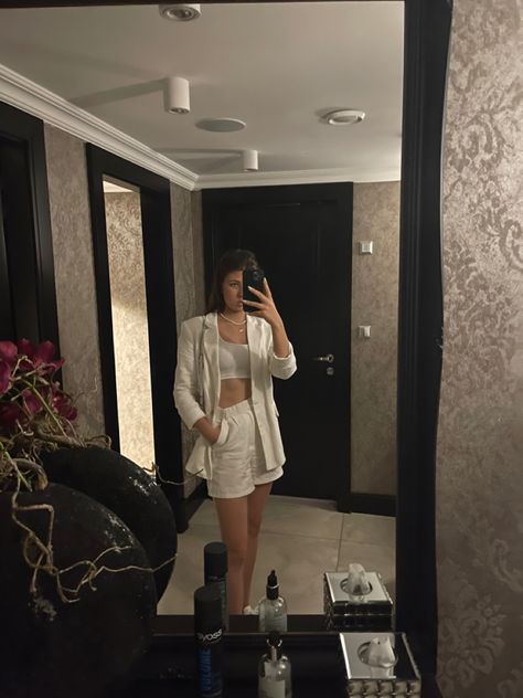 White linnen shorts with a matching blazer and a white crop top, accessorized with pearls and a golden necklace White Classy Outfit, Golden Necklace, White Blazer, White Crop, White Crop Top, Classy Outfits, Selfies, Crop Top, Mirror Selfie