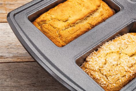 How Long Does It Take To Bake In Mini Loaf Pans? - Kitchen Seer Mini Banana Bread Recipe, Mini Bread Loaves, Loaf Bread Recipe, Mini Loaf Cakes, Banana Bread Loaf, Holiday Bread, Coconut Bread, Pampered Chef Recipes, Mini Loaf Pan