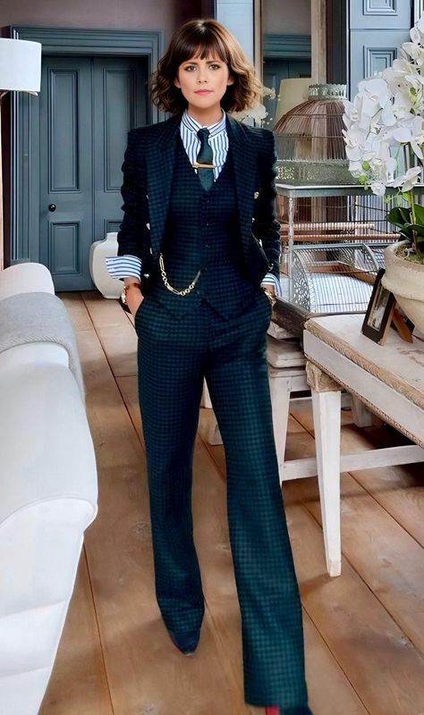 Business Woman Suit Aesthetic, Women In A Suit Aesthetic, Lawyer Female Outfit, Lawyer Outfit Ideas, Business Graduation Outfit, Corporate Gala Outfit, Dapper Women Outfits, Graduation Outfit Ideas University Suits Women, Women In Suits Aesthetic Tomboy