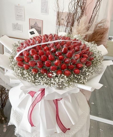 Tanghulu Bouquet, Bouquet Strawberry, Strawberry Bouquet, Fruit Bouquet Ideas, Food Bouquet, Diy Bouquet Wrap, Best Gift Baskets, Luxury Flower Bouquets, Strawberry Flower