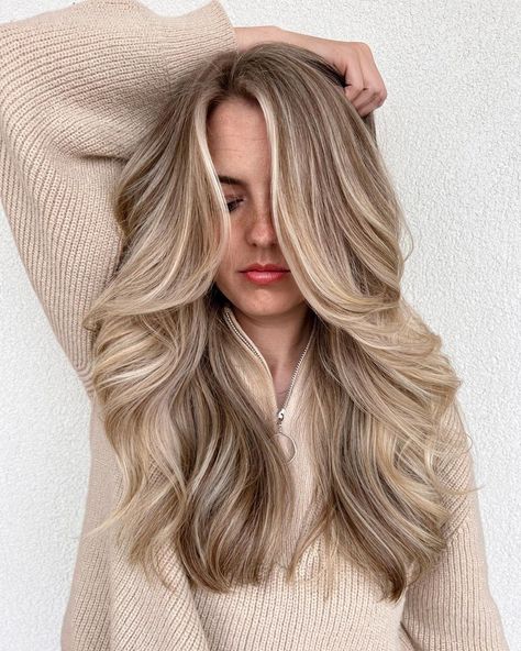 Blonde Hair with Medium Brown Lowlights for Fall Brown Hair With Blonde Lowlights, Hair Color Ideas For Autumn, Effortless Blonde, Blond Beige, Fall Blonde Hair Color, Beige Blonde Hair, Ideas For Autumn, Blonde Lowlights, Fall Blonde Hair