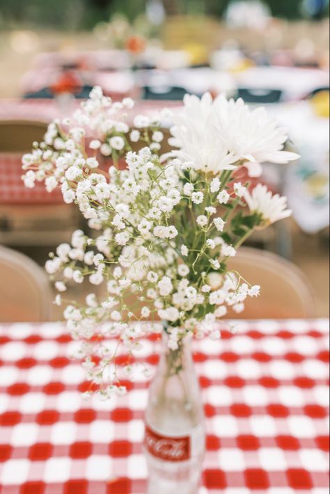 Picnic Wedding Centerpieces, Picnic Theme Table Decorations, Backyard Picnic Decorations, Picnic Bbq Decor, Indoor Picnic Bridal Shower Ideas, Lawn And Garden Bridal Shower Ideas, Chic Barbecue Party, Classic Picnic Decor, Gingham Picnic Party Ideas