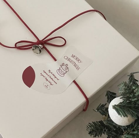 Christmas Packaging Aesthetic, White Packaging Ideas, Christmas Hampers Packaging, Friendsmas Gifts, Christmas Packaging Ideas, Christmas Packaging Design, Packaging Aesthetic, Xmas Hampers, Christmas Hampers