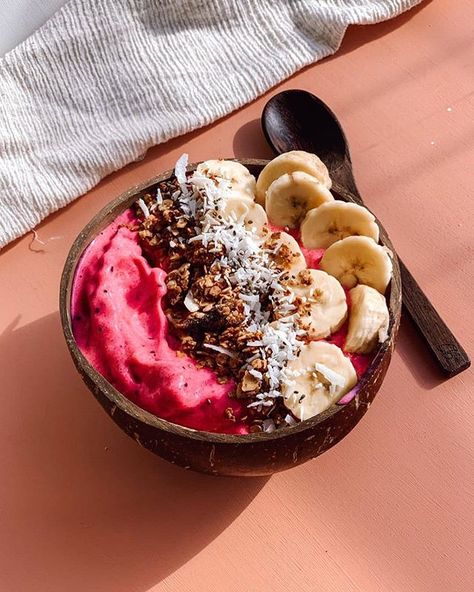 Pitaya Smoothie Bowl, Pitaya Smoothie, Pink Pitaya, Coconut Bowls, Acai Smoothie Bowl, Summer Smoothies, Coconut Bowl, Smoothie Bowl Recipe, Smoothie Bowls