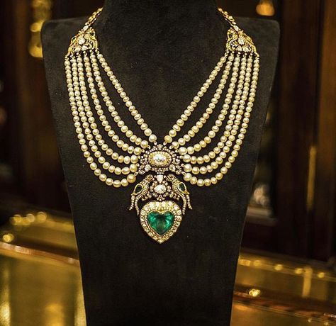 So green Kishandas Jewellery, Amrapali Jewels, Sabyasachi Mukherjee, Bridal Jewels, Neck Pieces Jewelry, Sabyasachi Jewellery, Vogue Wedding, Online Gold Jewellery, Beaded Necklace Designs