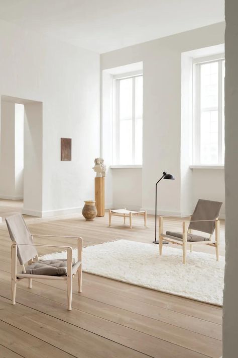 Designed by Kaare Klint in 1933, the Safari Chair is a modern classic. Its sophisticated and lightweight design makes it both collapsible and easy to move, while still offering an eye-catching minimal aesthetic, perfect for any living room. Crafted with fine leather and canvas, this chair, which is as elegant as it is functional, is the perfect addition to your home. Minimal Lounge, Scandinavian Sofas, Kaare Klint, Safari Chair, Desk Lamps Bedroom, Modern Rug Design, Carl Hansen, British Military, Living Room Scandinavian