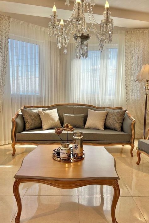 Classic Furniture Salons, Sofa Design Living Rooms Indian, Elegant Living Room Furniture, Living Room Indian, Classic Furniture Living Room, Designs Aesthetic, Classic Sofa Sets, Indian Living Room, Luxury Furniture Sofa