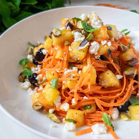 Carrot Pineapple Salad Carrot Pineapple Salad, Pineapple Salad Recipes, Bbq Side Dishes Recipes, Pineapple Salad, Steak Side Dishes, Salad With Feta, Berry Salad, Raw Carrots, Vegetarian Desserts