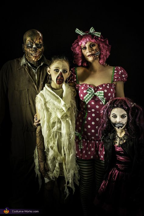 Zombie Family - Halloween Costume Contest via @costumeworks Family Costumes Diy, Family Themed Halloween Costumes, Family Potrait, Unique Couple Halloween Costumes, Halloween Infantil, Themed Halloween Costumes, Zipper Face, Creepy Costumes, Best Friend Halloween Costumes