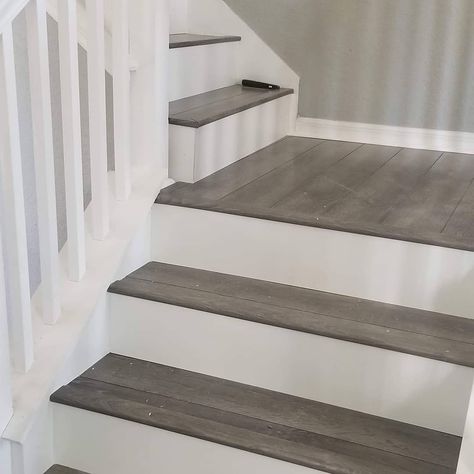 ⚠️Under construction⚠️ Beautiful Southern Steps Credit: Kyle White Stair Risers, Vinyl Stair Treads, Self Adhesive Floor Tiles, Carpet Staircase, Vinyl Stairs, Tile Stairs, Vinyl Trim, Floor Trim, Beauty Room Design