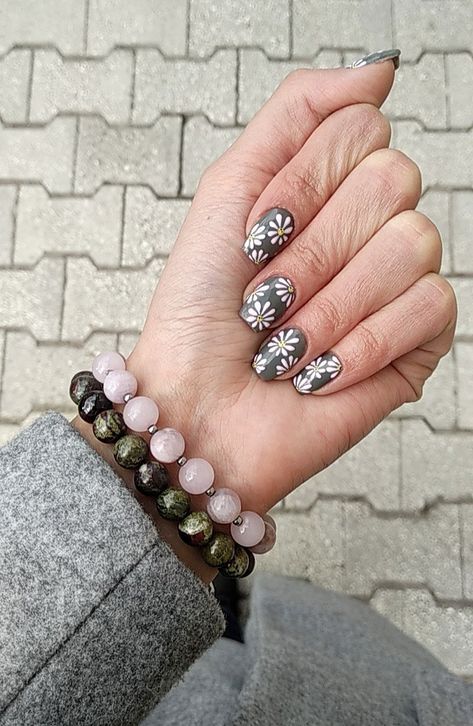 Army Green And White Nails, Gray Nails With Flowers, Nails For Fair Skin, Army Green Nails, White Floral Nails, Nails Daisy, Grey Nails, Gray Nails, Floral Nails