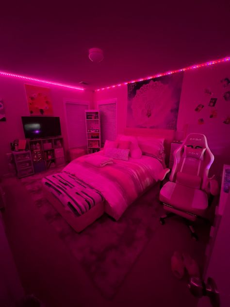 Pink Bedroom Baddie, Aspheric Room Ideas, Chill Vibes Aesthetic Small Room, Barbie Pink Room Ideas, Dark Pink Room Ideas, Rooms Ideas For Teens, Latina Bedroom Ideas, Room Ideas Y2k Baddie, Rnb Room Aesthetic