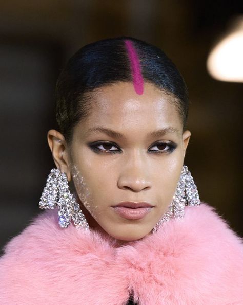 Runway Hair Trends 2024, Runway Hair Trends 2023, Autumn 2023 Hair, Aw23 Runway, Hair Trends For 2023, Runway Hair Trends, Fashion Show Hair, Runway Hairstyles, Movement Inspiration