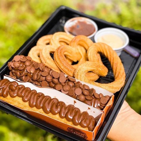 Churros Bouquet, Churros Packaging Ideas, Frozen Churros, Bake Sale Packaging, Dog Bread, Catering Ideas Food, Delicious Donuts, Sweet Snacks Recipes, Buffet Food