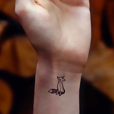 81 Cute Tiny Tattoo Ideas Small Fox Tattoo, A Small Tattoo, Fox Tattoo Design, Shape Tattoo, Small Girl Tattoos, Initial Tattoo, Body Suit Tattoo, Cute Tiny Tattoos, Fox Tattoo