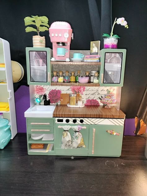 Mini Verse Kitchen, Miniverse Display, Cute Clay Things To Make, Frozen Gift Bags, Mini Kitchen Appliances, Doll House Interior, Mini Kitchen Set, Make It Mini Food, Small Dollhouse