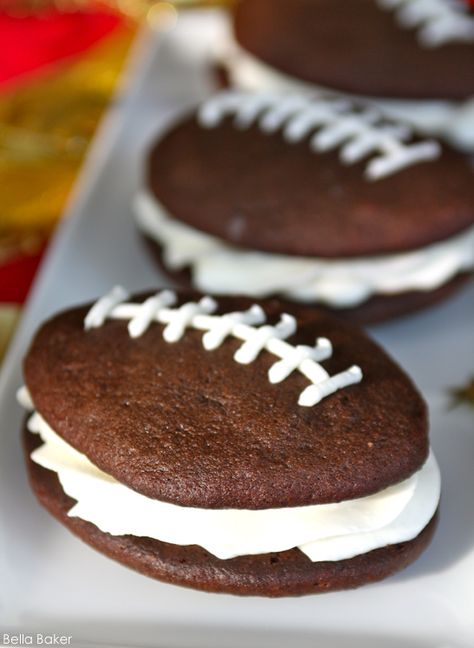 Football Whoopie Pie Recipe by Bella Baker  |  TheCakeBlog.com Football Whoopie Pies, Desserts Superbowl, Superbowl Party Desserts, Football Themed Desserts, Super Bowl Treats, Football Desserts, Football Foods, Sandwich Vegetarian, Football Treats